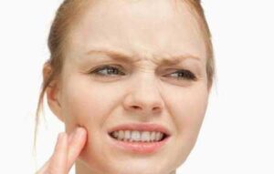 چرا کنارگونههای پوست صورتم پوستهریزی و خارش دارد؟