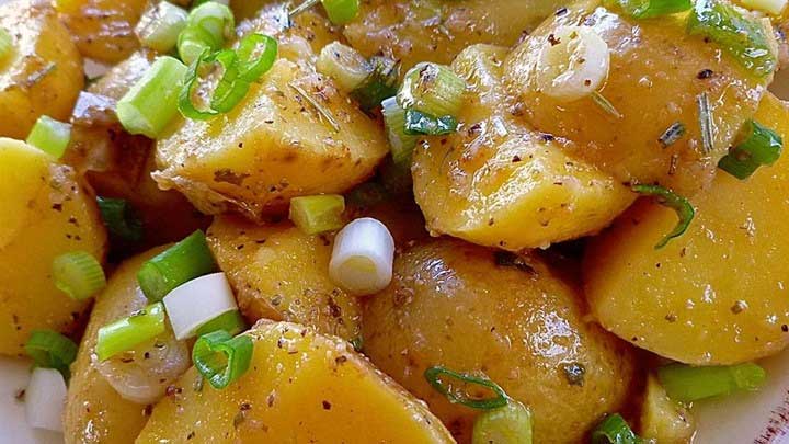 طرز تهیه سالاد سیب زمینی خوشمزه به شیوه یونانی