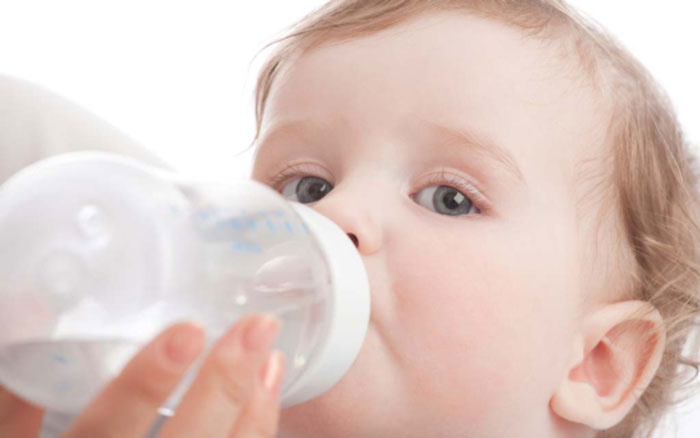 آیا نوزاد به آب نیاز دارد ؟ آیا باید به نوزاد آب بدهیم ؟