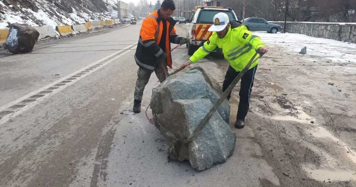 سقوط سنگ در جاده چالوس