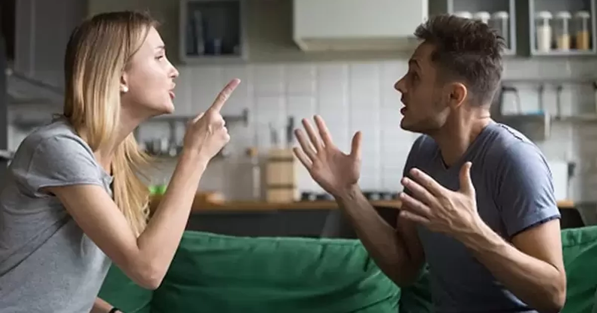 ۲. عدم گوش دادن فعال: وقتی کلمات به گوش نمی‌رسند