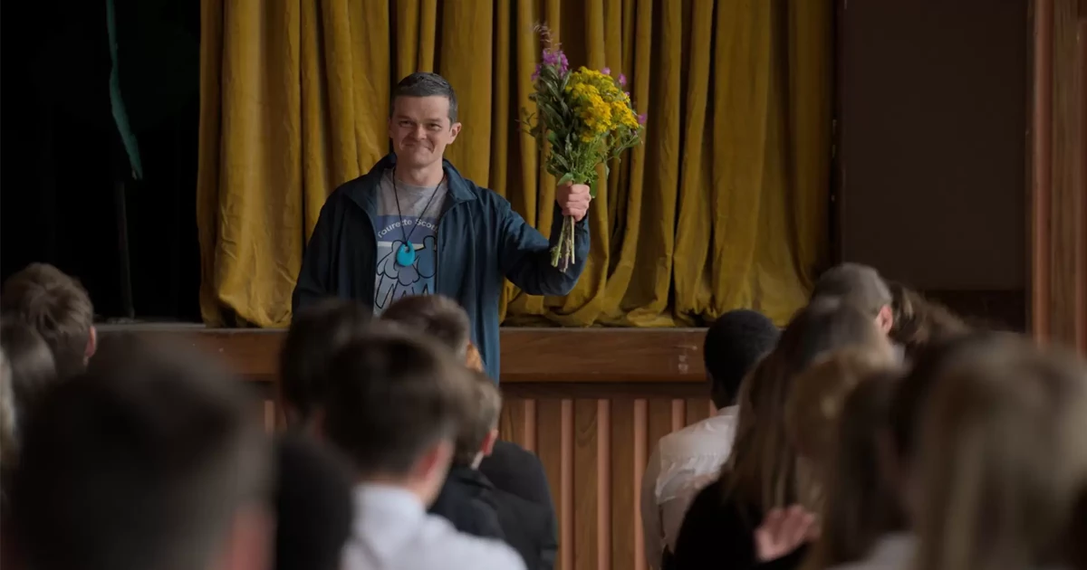  نقد فیلم «I Swear 2025»، چالش‌های زندگی با سندروم تورت