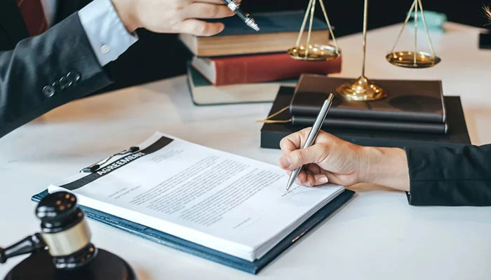 حل اختلافات قرارداد به کمک وکیل